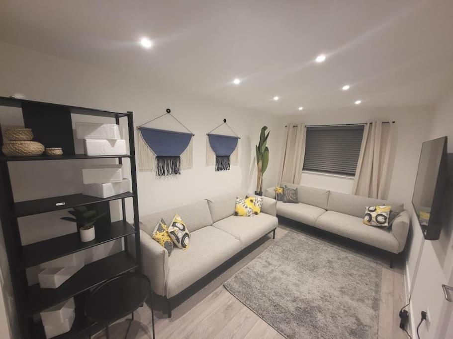 New 4 Bedrm House! Parking. 10min To / Etihad Hébergement de vacances *