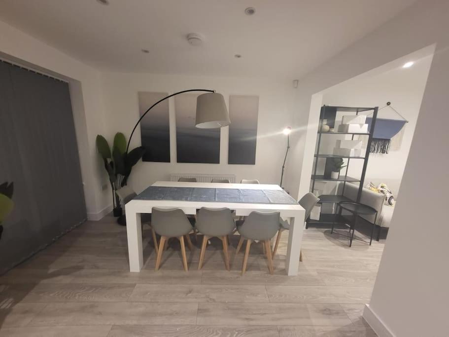 New 4 Bedrm House! Parking. 10min To / Etihad Hébergement de vacances *