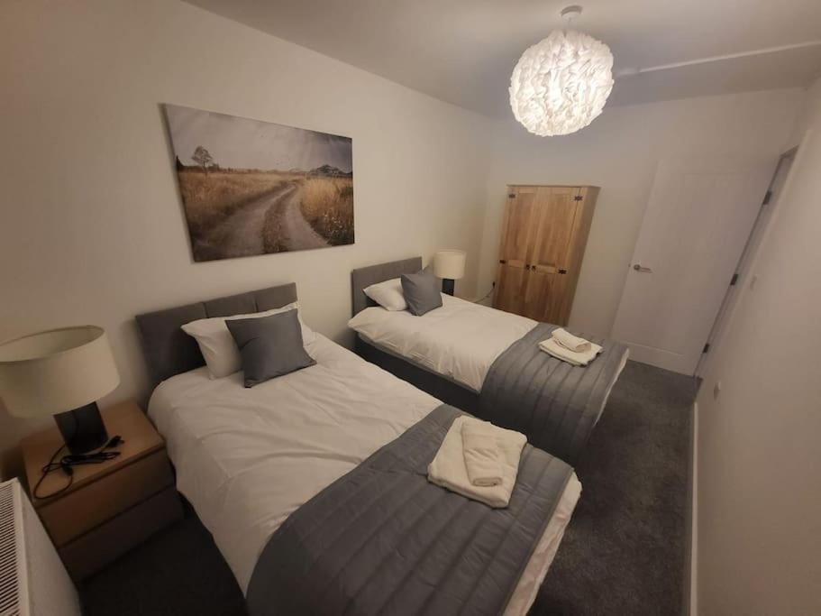 Hébergement de vacances New 4 Bedrm House! Parking. 10min To / Etihad