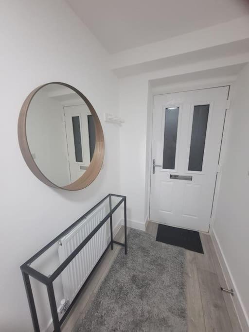 New 4 Bedrm House! Parking. 10min To / Etihad Hébergement de vacances Manchester