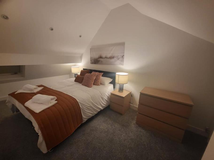 Hébergement de vacances New 4 Bedrm House! Parking. 10min To / Etihad *