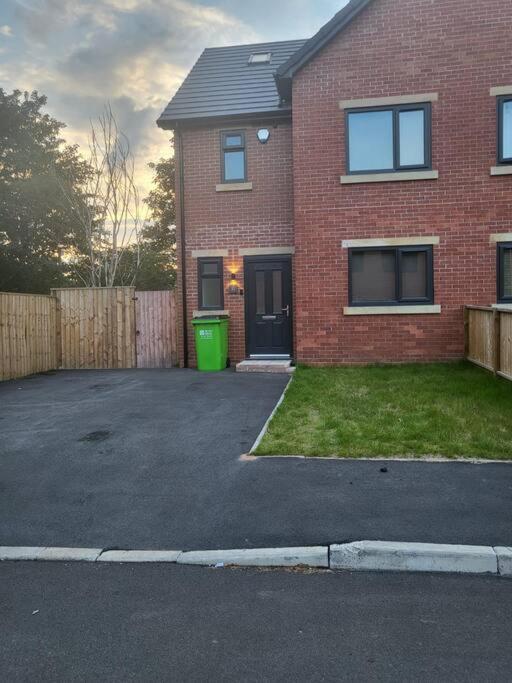 New 4 Bedrm House! Parking. 10min To / Etihad Hébergement de vacances *