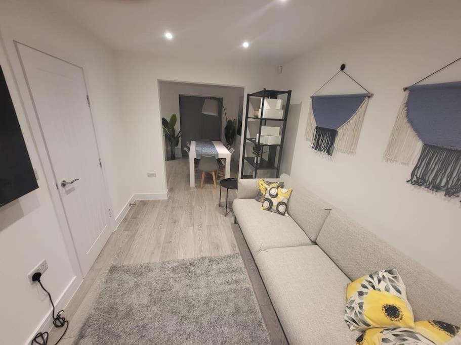 Hébergement de vacances New 4 Bedrm House! Parking. 10min To / Etihad Manchester
