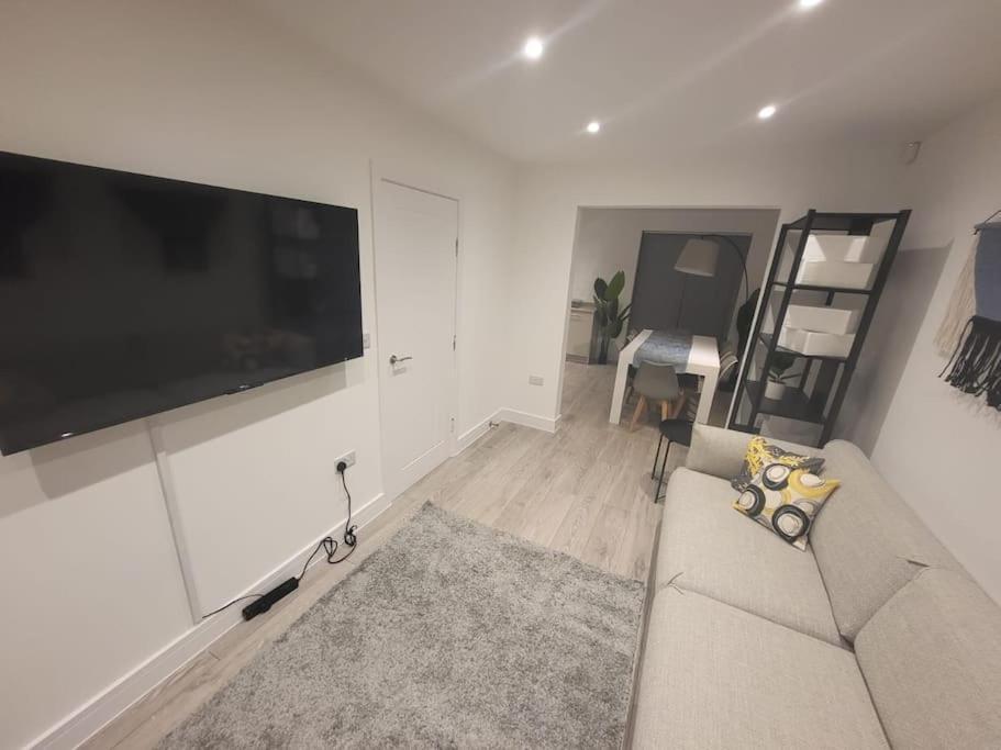 Hébergement de vacances New 4 Bedrm House! Parking. 10min To / Etihad
