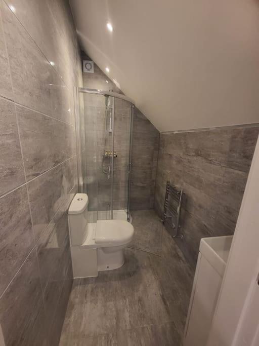 New 4 Bedrm House! Parking. 10min To / Etihad Hébergement de vacances Manchester