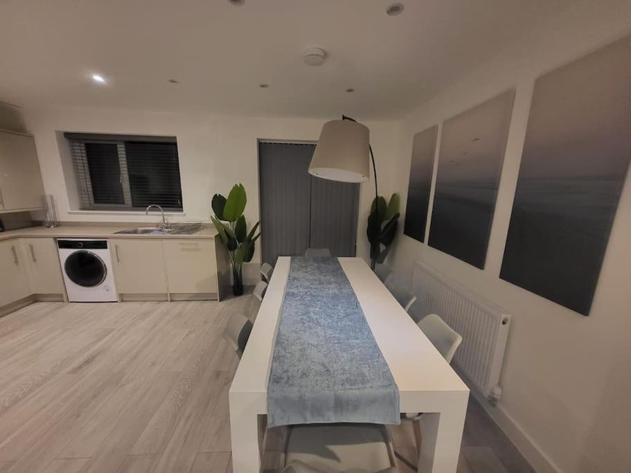 New 4 Bedrm House! Parking. 10min To / Etihad Hébergement de vacances *