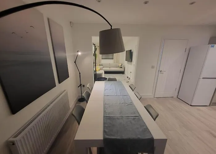 New 4 Bedrm House! Parking. 10Min To City / Etihad