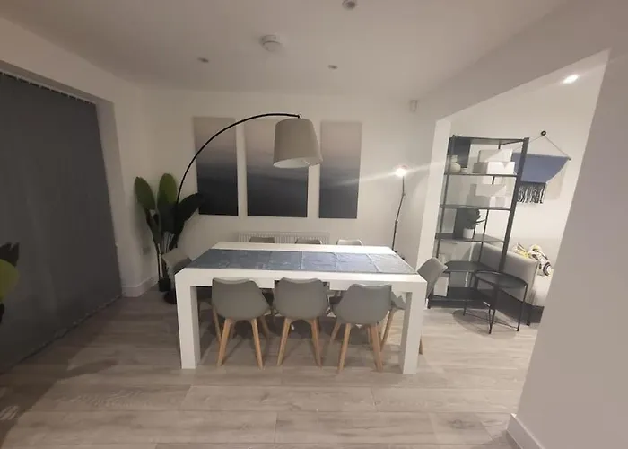 New 4 Bedrm House! Parking. 10Min To City / Etihad